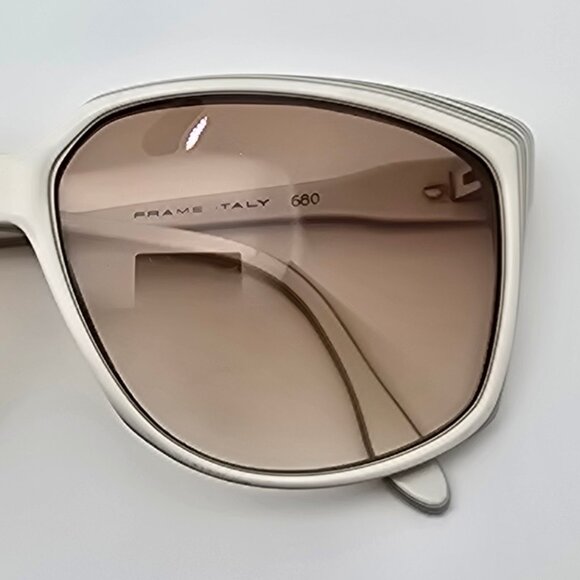 Anne Klein 3000 680 White Frame Light Brown Gradient Lens Sunglasses w Case Itay main image 2